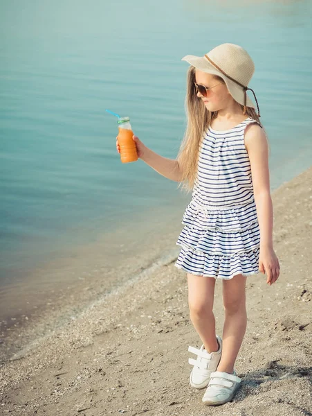 Petite Fille Mignonne Marchant Sur Plage Buvant Jus Orange — Photo