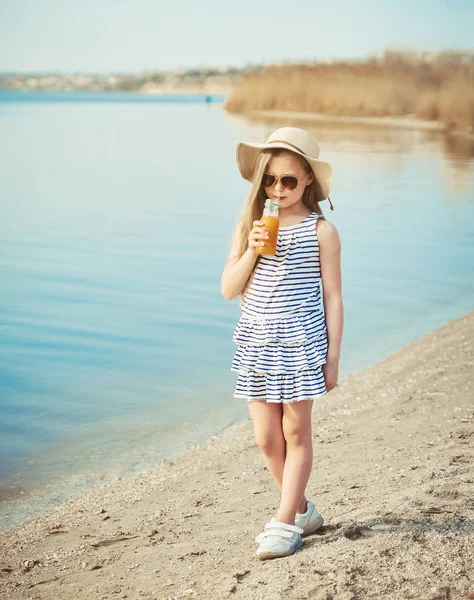 Petite Fille Mignonne Marchant Sur Plage Buvant Jus Orange — Photo