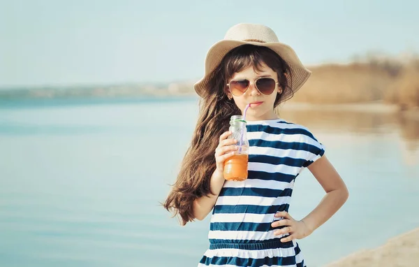 Little Girl Hat Walking Beach Drinking Orange Juice — Stock Photo, Image