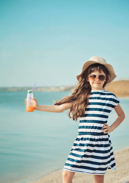 Petite Fille Chapeau Marchant Sur Plage Buvant Jus Orange — Photo