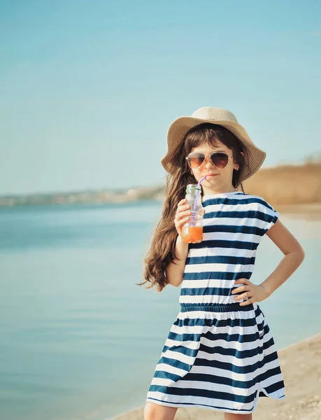 Petite Fille Chapeau Marchant Sur Plage Buvant Jus Orange — Photo