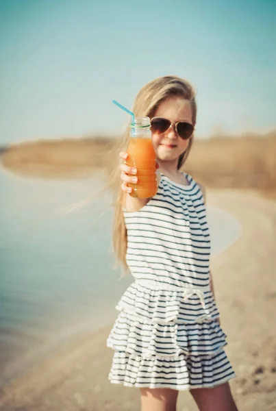 Little Cute Girl Walking Beach Drinking Orange Juice — Stock Photo, Image