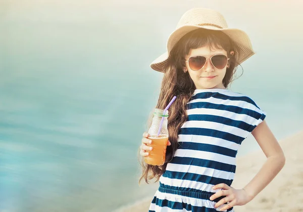 Little Girl Hat Walking Beach Drinking Orange Juice — Stock Photo, Image