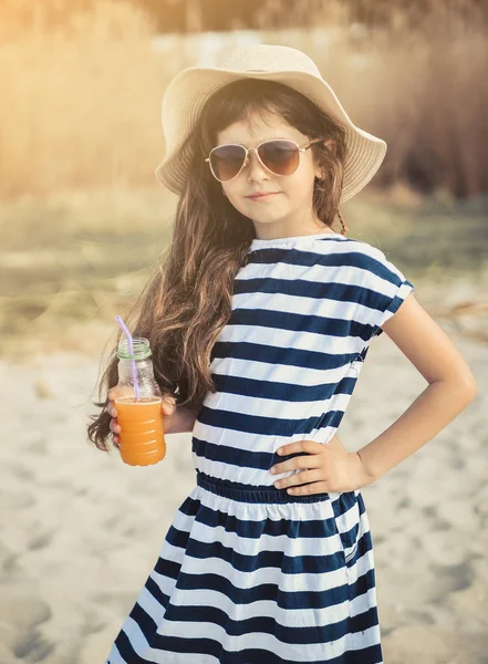 Little Girl Hat Walking Beach Drinking Orange Juice — Stock Photo, Image