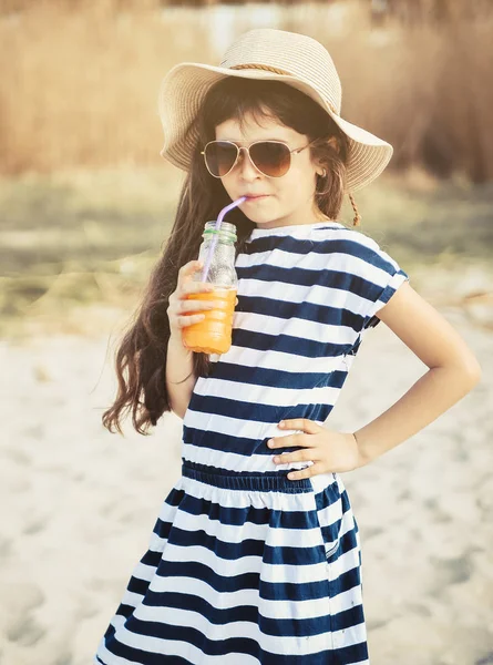 Niña Con Sombrero Caminando Por Playa Bebiendo Jugo Naranja —  Fotos de Stock