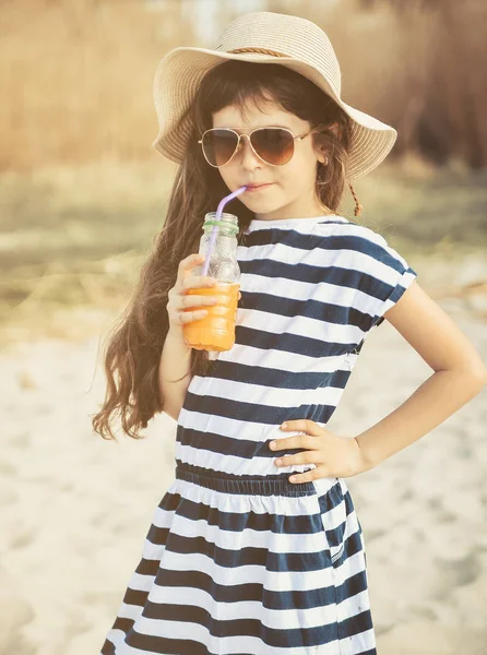 Petite Fille Chapeau Marchant Sur Plage Buvant Jus Orange — Photo