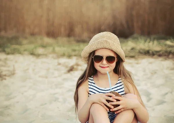 Cute Girl Coconut Has Fun Beach — Stock Photo, Image