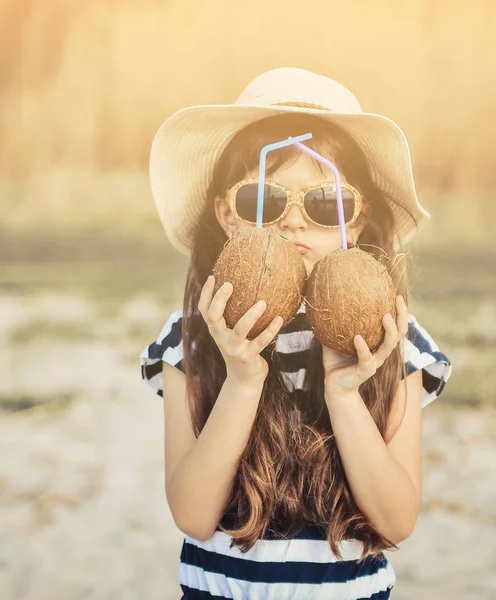 Mała Śliczna Dziewczyna Kokosa Plaży Zachodzie Słońca — Zdjęcie stockowe