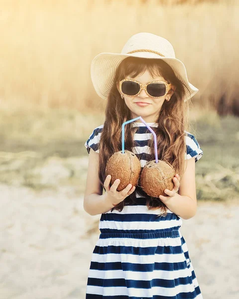 Petite Fille Mignonne Avec Noix Coco Sur Plage Coucher Soleil — Photo