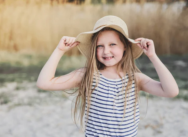 可爱的小女孩在日落时在海滩上玩得很开心 — 图库照片