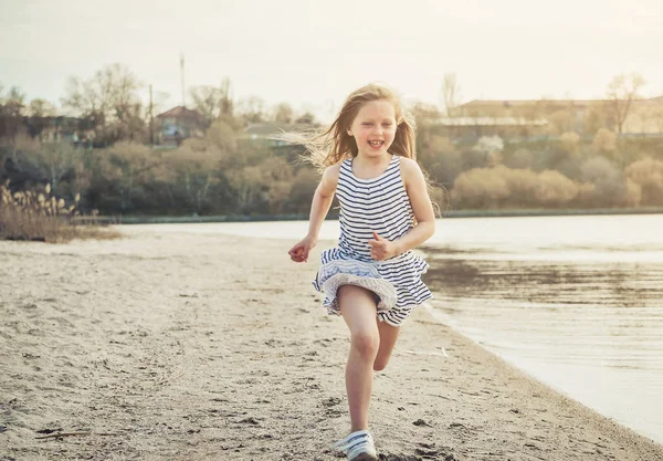 Söt Liten Flicka Har Ett Roligt Stranden Vid Solnedgången — Stockfoto