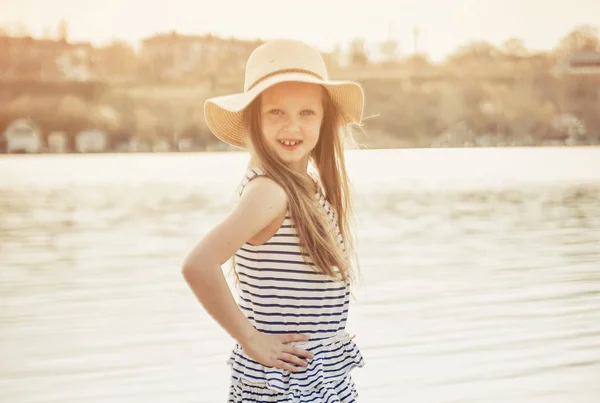 Sevimli Küçük Kız Gün Batımında Sahilde Bir Eğlence Var — Stok fotoğraf