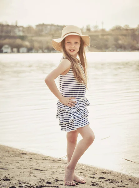 可爱的小女孩在日落时在海滩上玩得很开心 — 图库照片