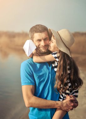 Plajda mutlu bir baba ve kız. Babamın gün konsepti. Mutlu aile.
