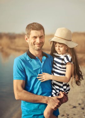 Plajda mutlu bir baba ve kız. Babamın gün konsepti. Mutlu aile.