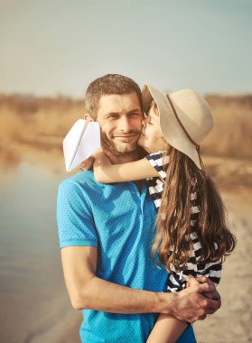 Plajda mutlu bir baba ve kız. Babamın gün konsepti. Mutlu aile.