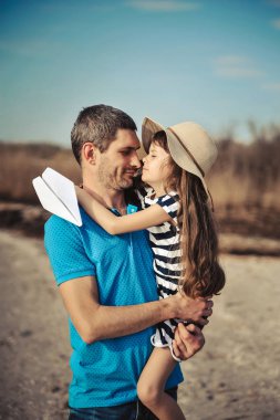 Plajda mutlu bir baba ve kız. Babamın gün konsepti. Mutlu aile.