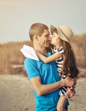 Plajda mutlu bir baba ve kız. Babamın gün konsepti. Mutlu aile.