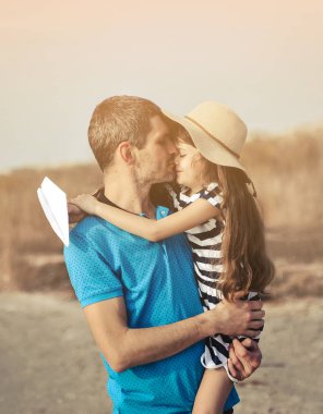 Plajda mutlu bir baba ve kız. Babamın gün konsepti. Mutlu aile.