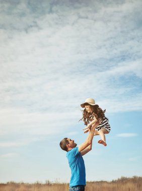 Plajda mutlu bir baba ve kız. Babamın gün konsepti. Mutlu aile.
