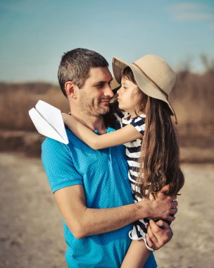 Plajda mutlu bir baba ve kız. Babamın gün konsepti. Mutlu aile.