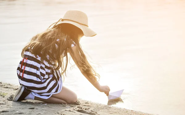 Cute Little Girl Hat Paper Boat Beach — Stock Photo, Image