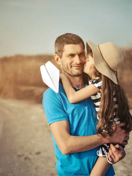 Plajda mutlu bir baba ve kız. Babamın gün konsepti. Mutlu aile.