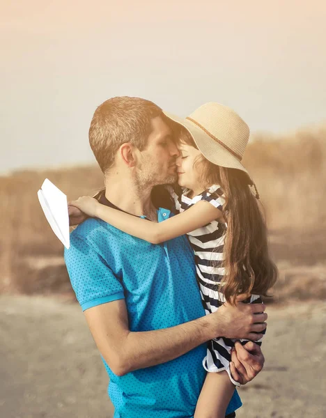 Plajda mutlu bir baba ve kız. Babamın gün konsepti. Mutlu aile.