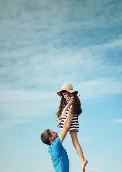 Gelukkige Vader Dochter Het Strand Vaderdag Concept Gelukkige Familie — Stockfoto