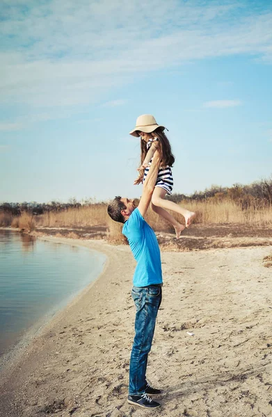 Gelukkige Vader Dochter Het Strand Vaderdag Concept Gelukkige Familie — Stockfoto