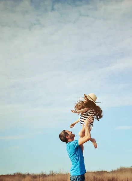 Feliz Padre Hija Playa Concepto Del Día Del Padre Familia — Foto de Stock