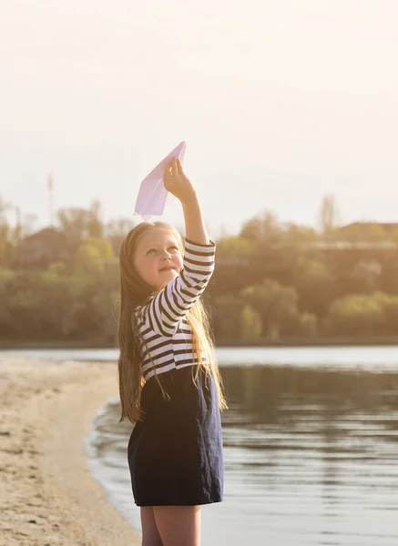 Söt Liten Flicka Med Papper Flygplan Utomhus — Stockfoto