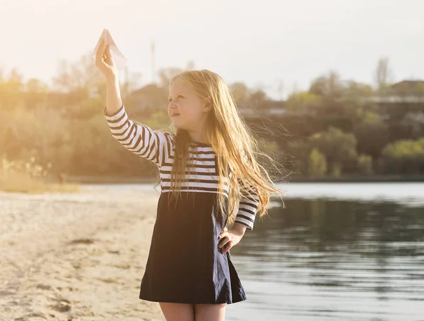 Menina Bonito Com Avião Papel Livre — Fotografia de Stock