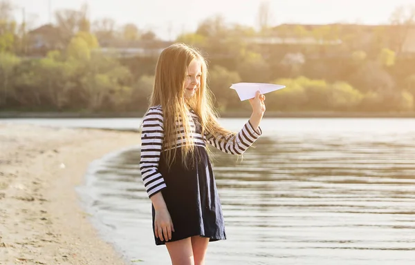 Cute Little Girl Plays Paper Airplane Beach — Stock Photo, Image