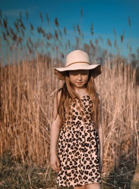 Plajda yürüyen sevimli küçük kız. Summertime kavramı.