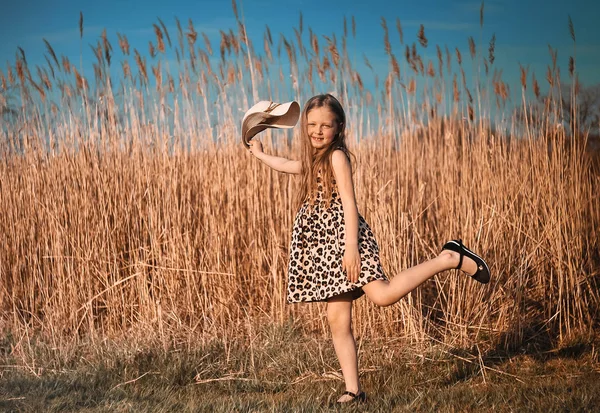 ビーチで歩いてかわいい女の子 サマータイムコンセプト — ストック写真