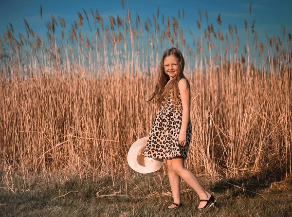 Söt Liten Flicka Som Går Stranden Sommar Koncept — Stockfoto