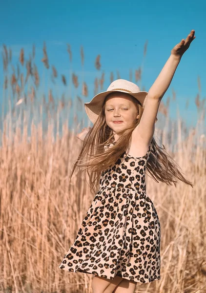 Söt Liten Flicka Som Går Stranden Sommar Koncept — Stockfoto