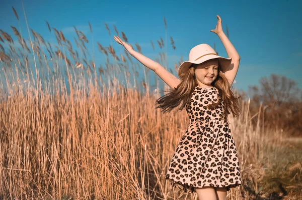 Söt Liten Flicka Som Går Stranden Sommar Koncept — Stockfoto