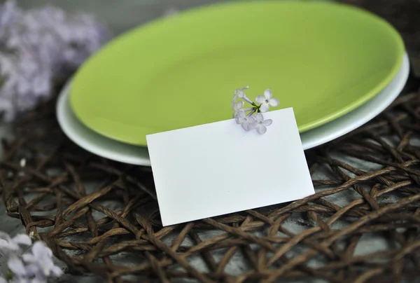 Steintisch Mit Besteck Und Blumen Dekoriert — Stockfoto