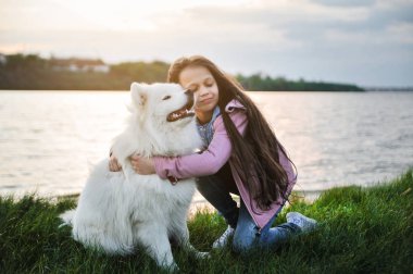 Onun köpek açık havada sevimli kız.