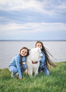 Köpek açık havada sevimli kız kardeşler.
