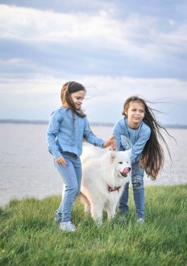 Köpek açık havada sevimli kız kardeşler.