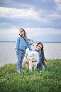 Köpek açık havada sevimli kız kardeşler.