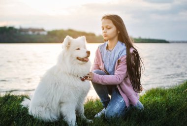 Onun köpek açık havada sevimli kız.