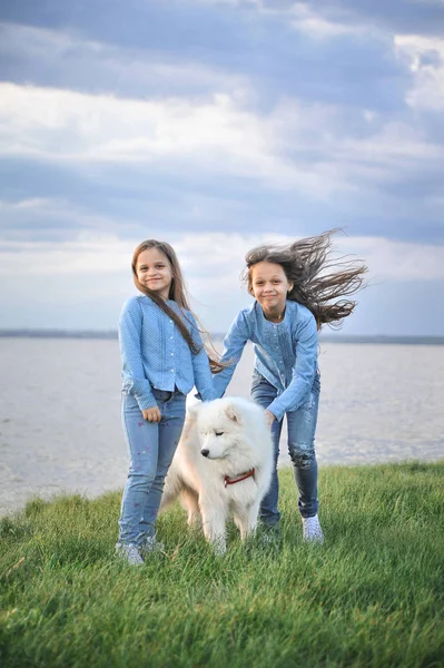 Köpek açık havada sevimli kız kardeşler.