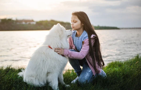 可爱的女孩与她的狗户外 — 图库照片