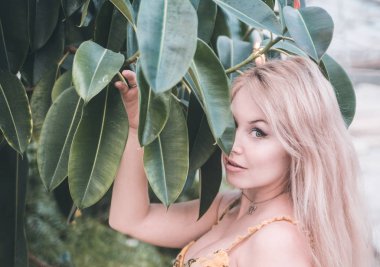 Serada poz veren güzel kadın portresi.