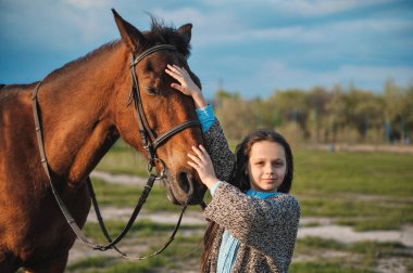 Kız ve at açık havada portresi.