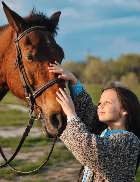 Atlı güzel bir kız. dostluk kavramı görüntü.